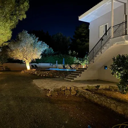 Villa Josefine - With Private Pool And Parking Politiká