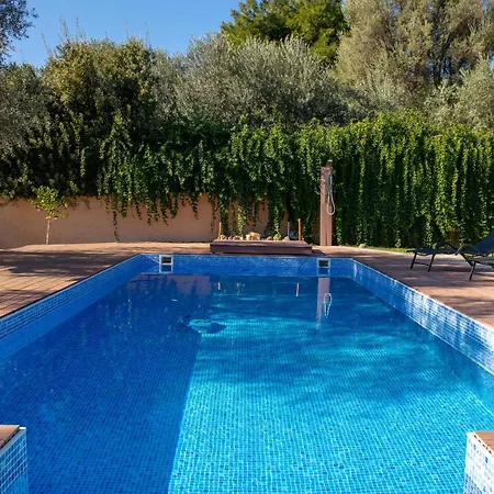 Josefine - With Private Pool And Parking Politiká