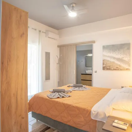 Josefine - With Private Pool And Parking Politiká