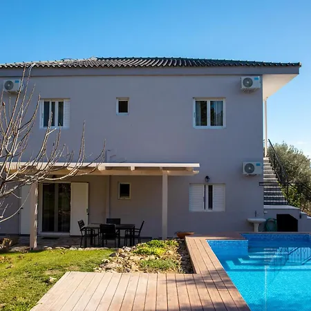 Josefine - With Private Pool And Parking Vila